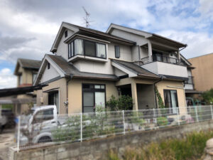 外壁塗装施工前・チョーキング、コーキングのひび割れ、サイディングも一部割れている状態